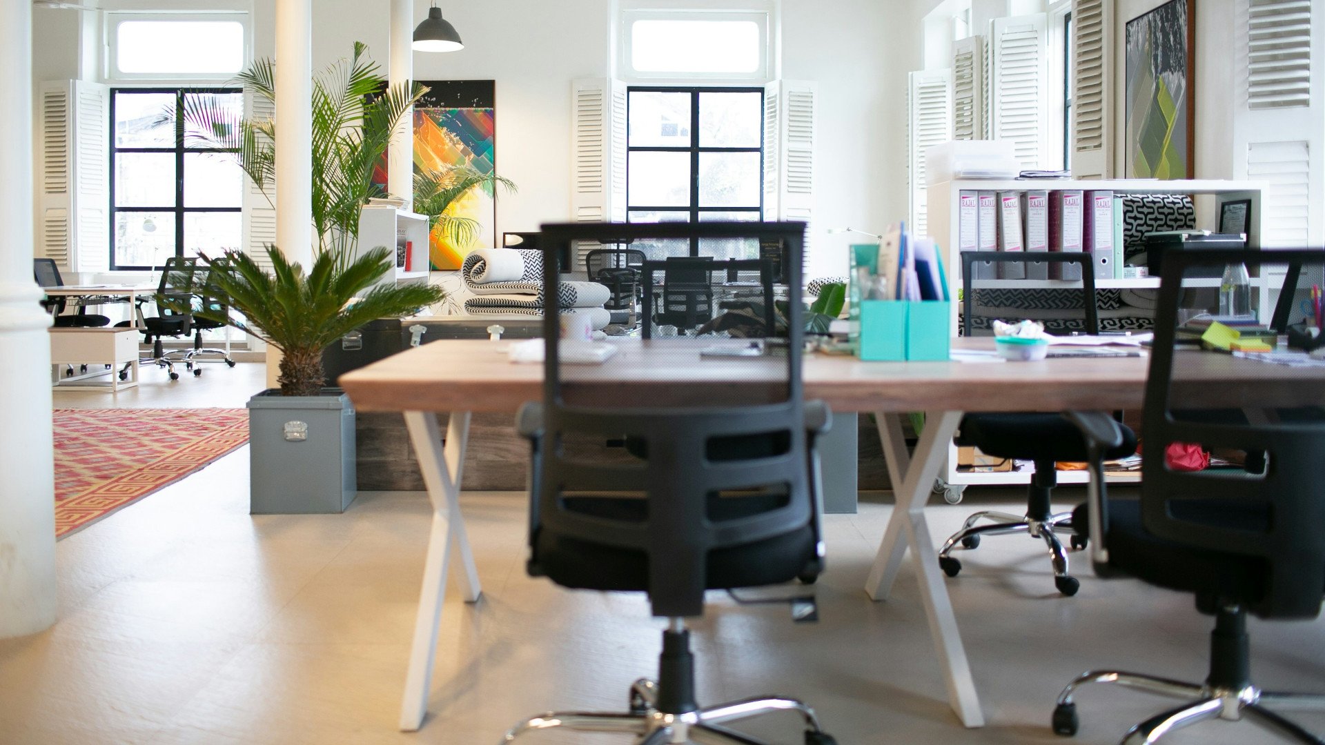 Rozporządzenie dotyczące bezpieczeństwa i higieny pracy oraz ergonomii - główne wymagania dotyczące mebli biurowych. Znajdź idealne krzesło biurowe